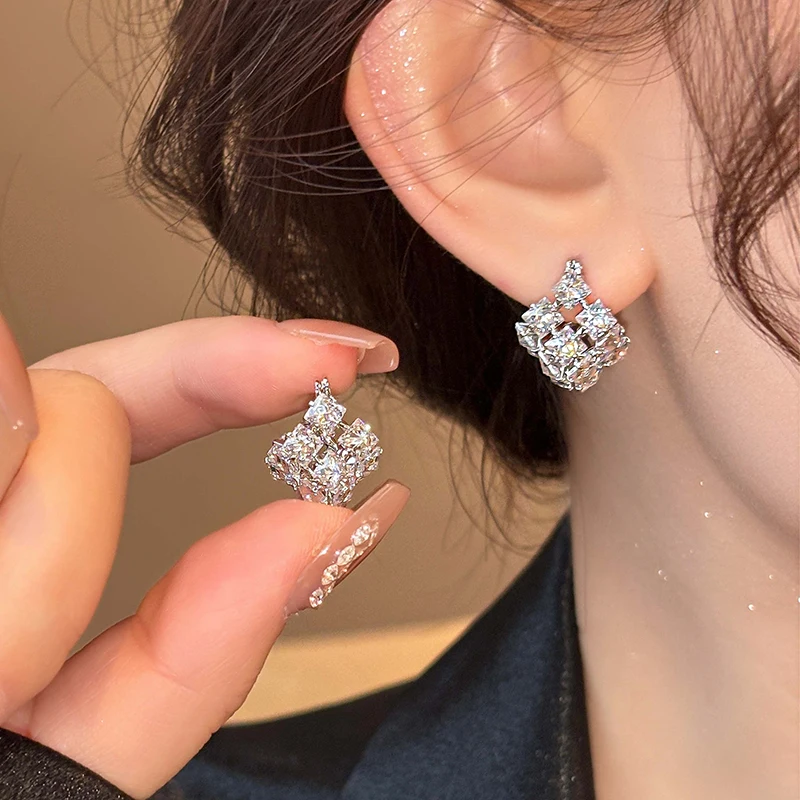 2024 French new design fashion jewelry silver color luxury zircon square earrings elegant women\'s evening party accessories