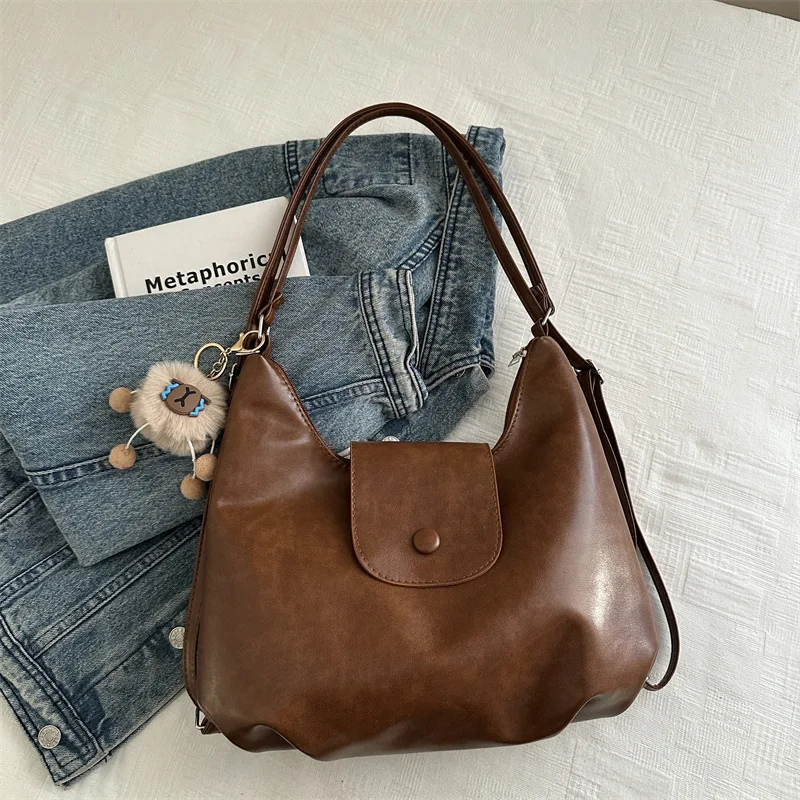 Vintage Hobo-Tragetasche aus weichem Leder mit niedlichem Plüsch-Anhänger, wandelbarer Rucksack, lässige Schultertasche mit großem Fassungsvermögen für Damen – Detail 8