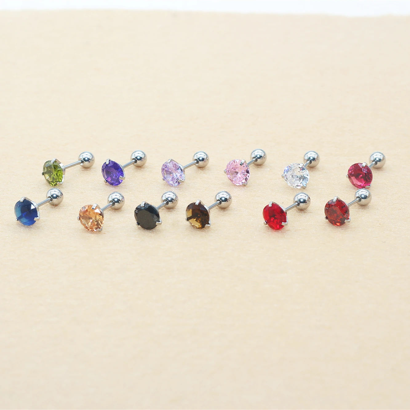 Elegante Ohrstecker aus Edelstahl mit Zirkonia, dreizackiges Design, 0,8 x 6 mm, hypoallergener Schmuck für Damen, Geschenk zum Jahrestag. – Detail 1