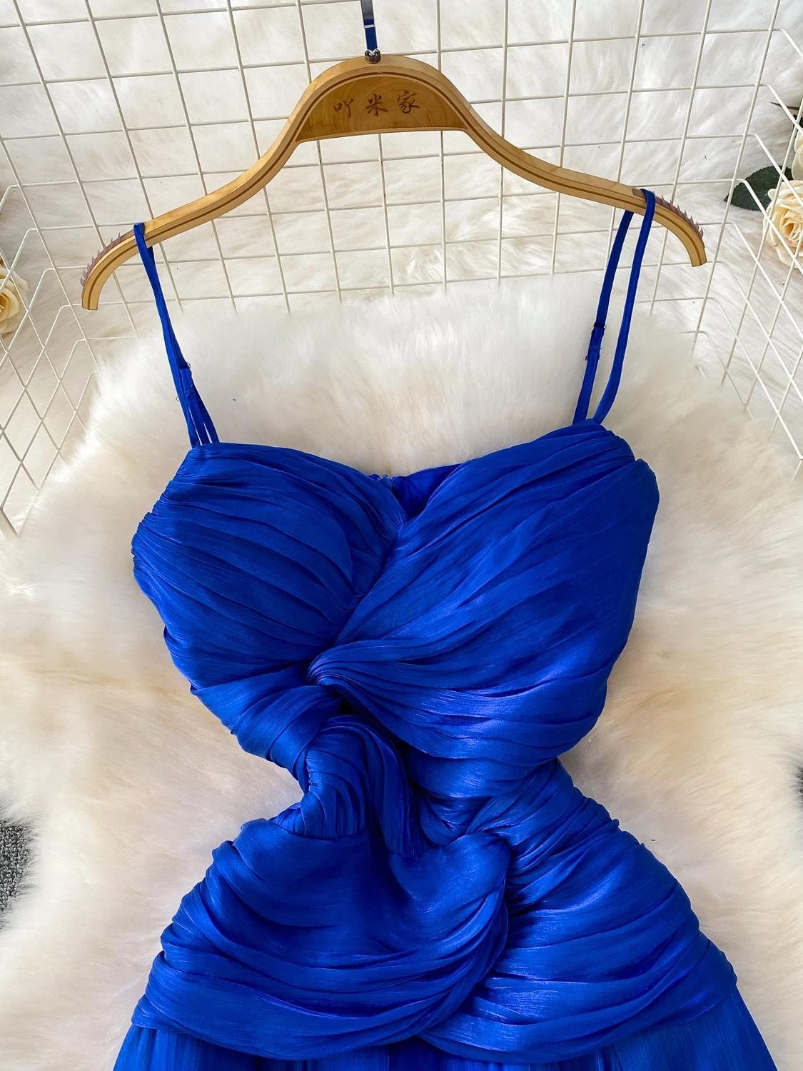 เดรสผ้าซาตินประดับลูกปัด สายเดี่ยว ทรงเอวสูง ชายกระโปรงไม่เท่ากัน ช่วยพรางหุ่น  ความยาวปานกลาง สไตล์ฝรั่งเศส สำหรับสุภาพสตรี