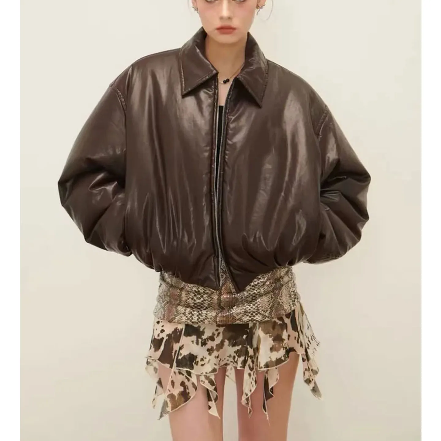 เสื้อแจ็คเก็ตนักบินหนัง PU แขนยาว คอซิป ทรงหลวม สไตล์มอเตอร์ไซค์ สำหรับผู้หญิง รุ่นใหม่ ฤดูใบไม้ร่วง ผลิตจากเส้นใยโพลีเอสเตอร์