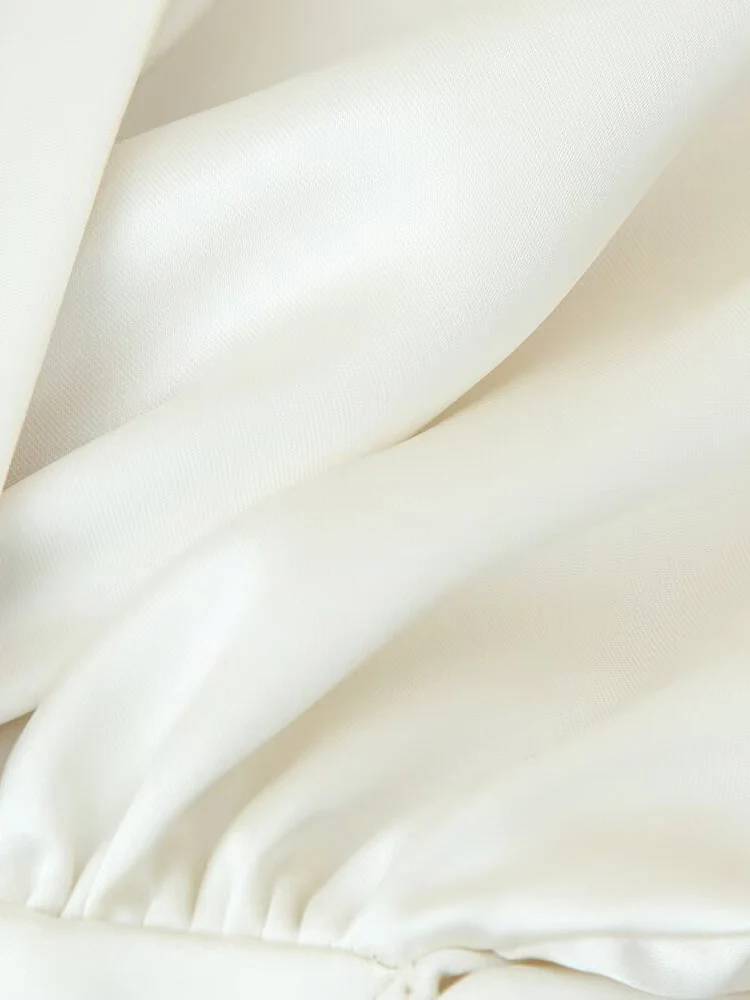 Nouvelle mode féminine de style européen, robe courte polyvalente et élégante avec embellissement de foulard en satin de soie.