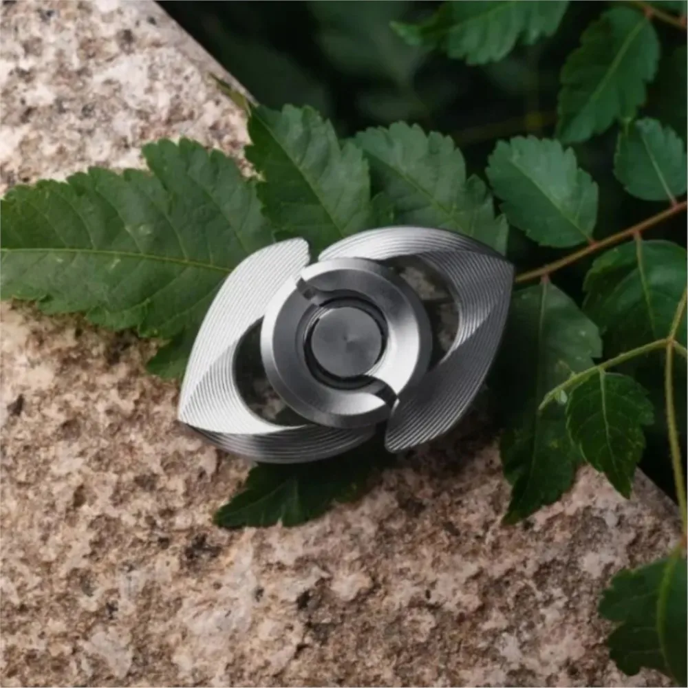 ニュービー EDC リトルドルフィン フィジェットスピナー ツーブレード フィジェットスピナー オリジナルデザイン 持ち心地 フィジェットスピナー