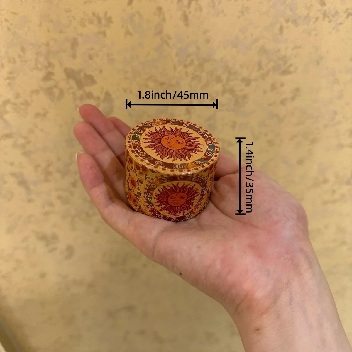 เครื่องบดสมุนไพร 4 ชั้น ขนาด 1.4/1.8/2.4 นิ้ว ยี่ห้อ Red Sun ทำจากโลหะผสมสังกะสี ใช้บดใบกัญชา บดสมุนไพรด้วยมือ อุปกรณ์สูบบุหรี่ ของขวัญ