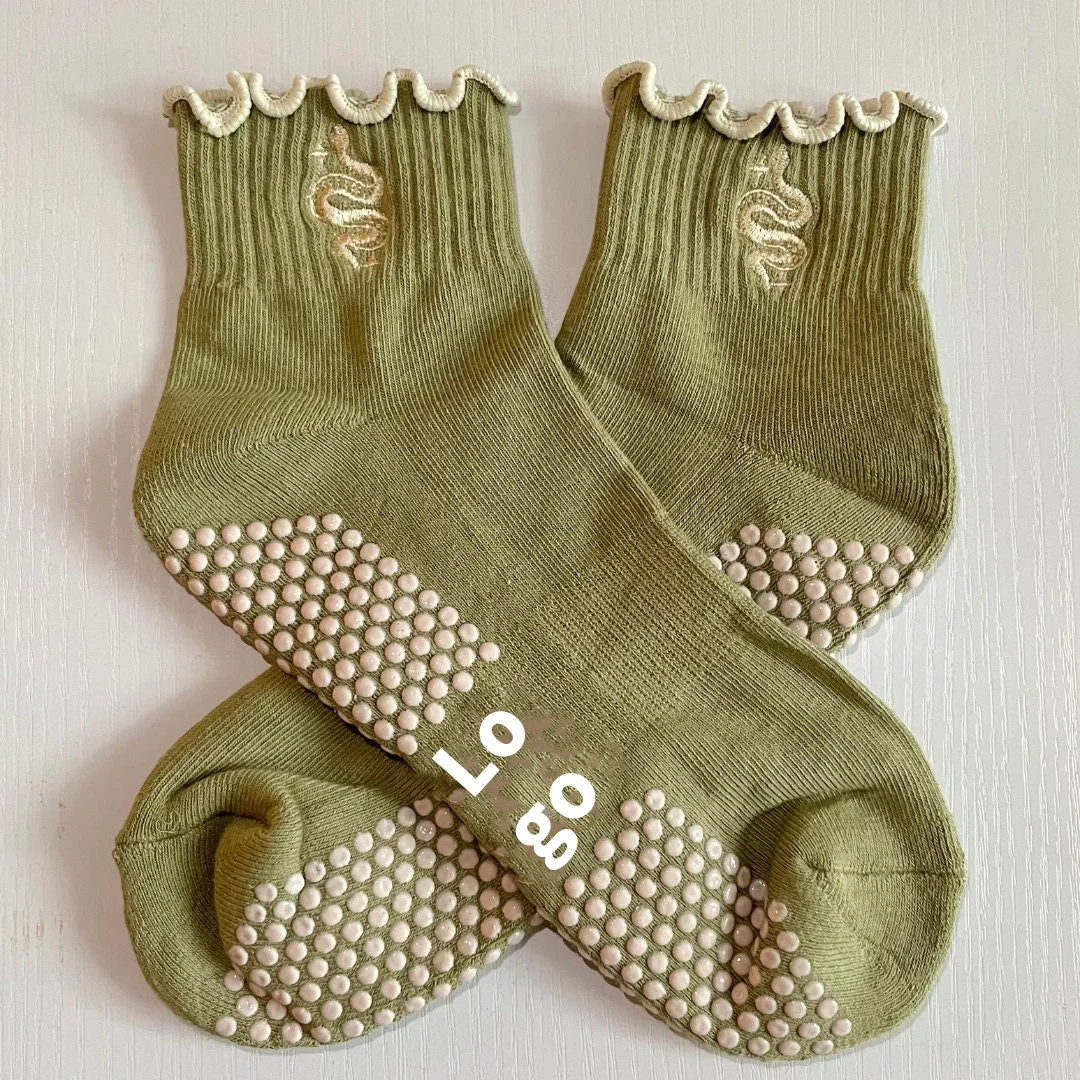 الشركة المصنعة OEM جديد مخصص التطريز شعار كشكش زلة الطابق طاقم الرياضة القطن قبضة النساء بيلاتيس اللياقة البدنية اليوغا الجوارب #1