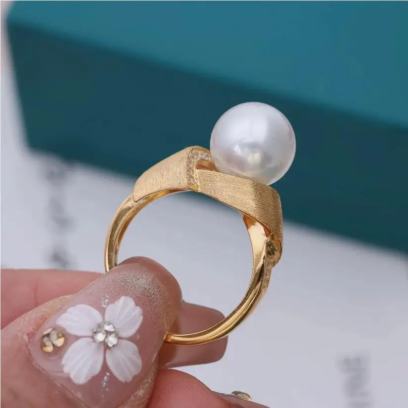 

Великолепное кольцо с круглым белым жемчугом Южных морей диаметром 10-11 мм, 925-х годов.