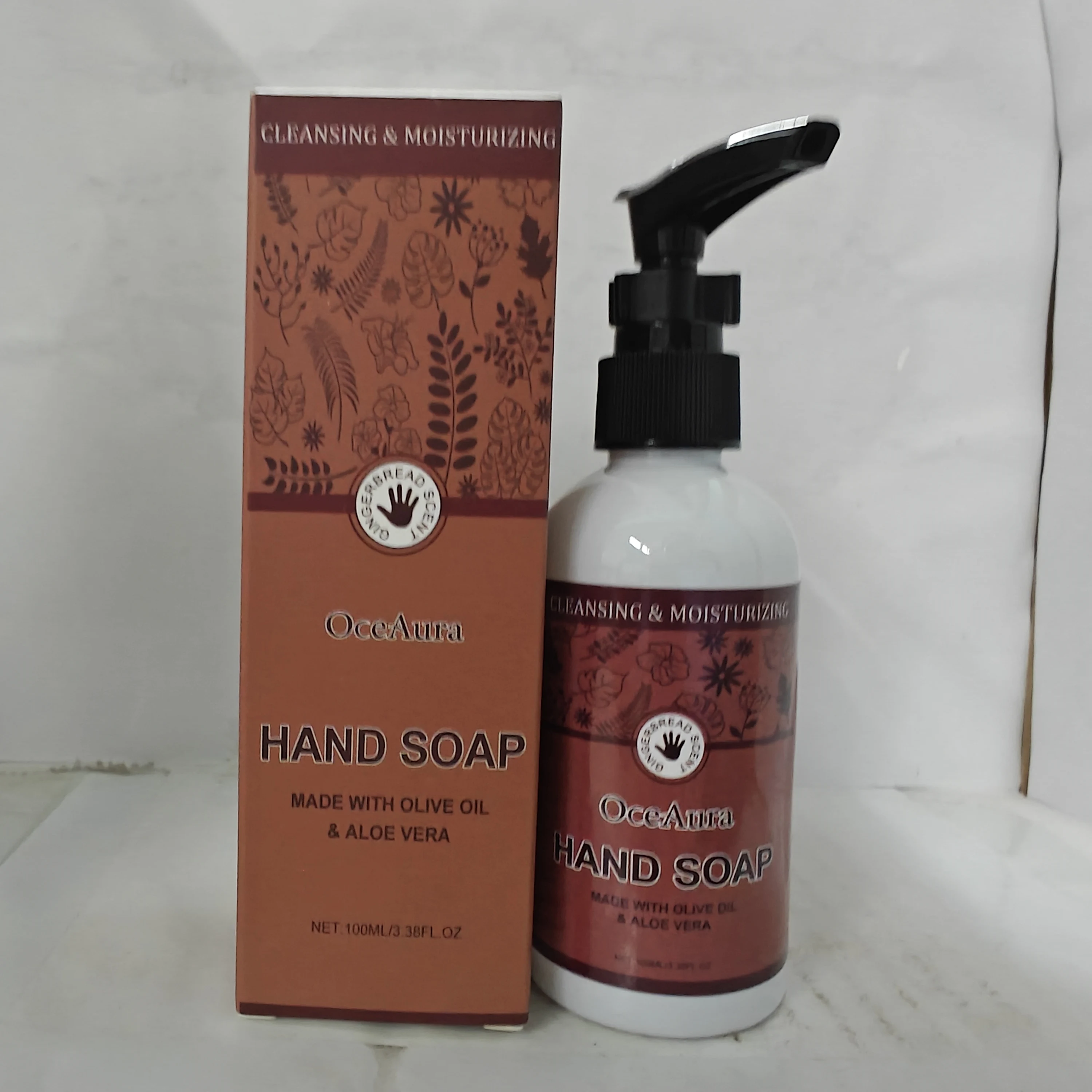 보습 손 소독제는 손 피부를 부드럽게 클렌징하고 촉촉하게 해주며 산뜻하고 향기로운 향기를 남겨줍니다.