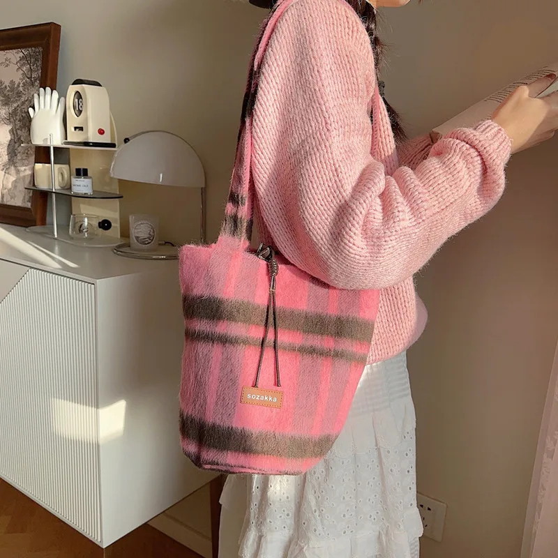 

Woolen Water Bucket Single Shoulder Underarm For Women's Autumn And Winter New High-capacity Commuter Plaid Tote Bag