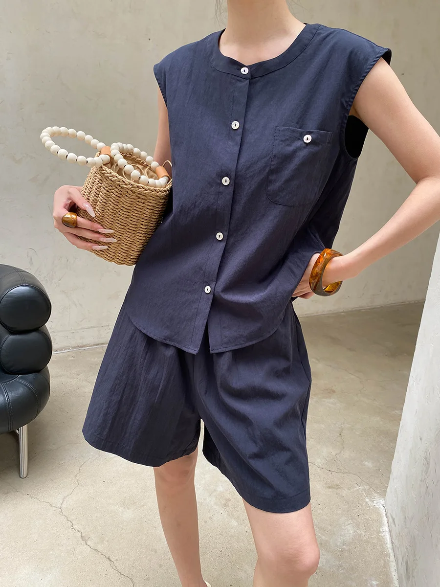 Sommerliches Damen-Set aus einfarbiger, ärmelloser Weste mit Rundhalsausschnitt und hochtaillierten Shorts für den Alltag – Detail 13