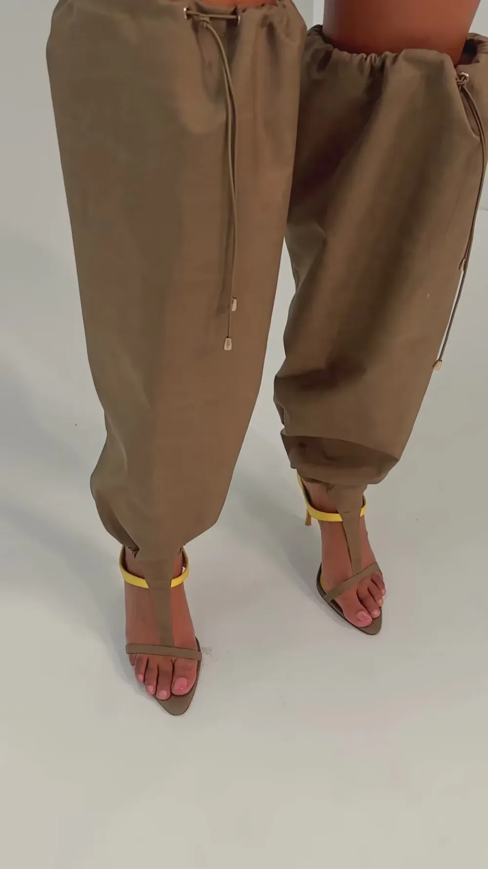 Sandalias de Tacón de Aguja con Tira en T en Dos Tonos, Amarillo y Taupe, Diseño de Punta Abierta, Estilo Minimalista, Calzado para el Verano y Uso Diario