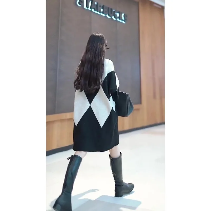 Modny sweter damski w stylu koreańskim z kontrastowymi kolorami, uniwersalny na jesień i zimę, nowa luźna dzianinowa bluzka bazowa.