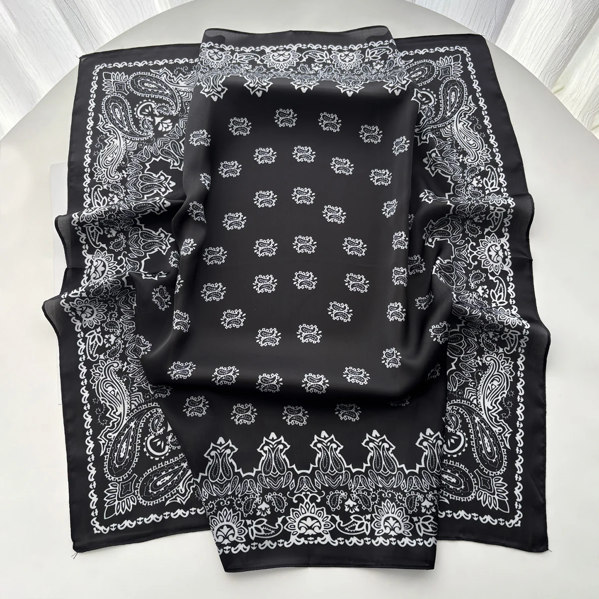 Retro Paisley-Schal, Damen-Satin-Schal, Haar- und Handtuchschal, Damen-Kopftuch, kleiner Halstuch-Schal, Hijab, Damen-Schals. – Detail 2