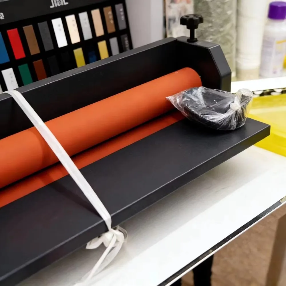 Manual Cold Laminator 650-1300mm Adjustable Pressure For PVS Posters Professional Cold Laminating Machine For Photo