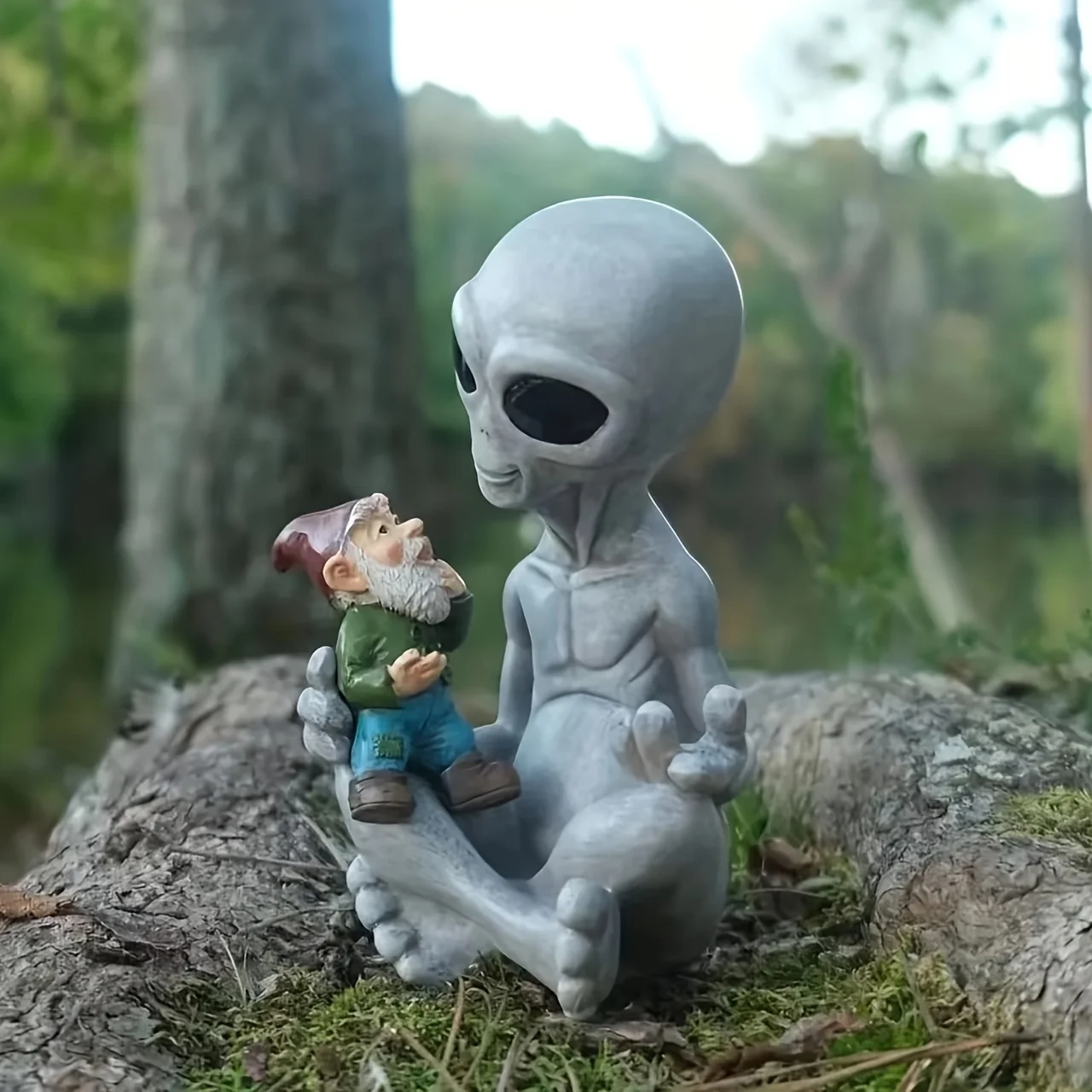 Alien Hugging Gnome, Resin Alien Gnome, Suitable for Outdoor Garden Lawn Decoration, Unique Statue Ornaments