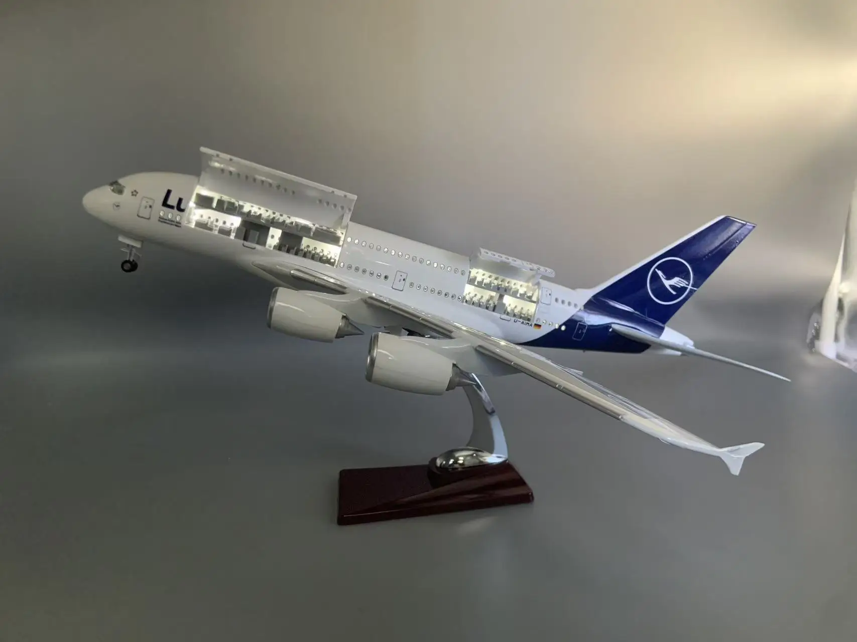 

46cm Lufthansa Model Plane A380 Resin 1/160 Scale Die-cast Airplane with Landing Gear Wheels Light Hatch Can Be Opened