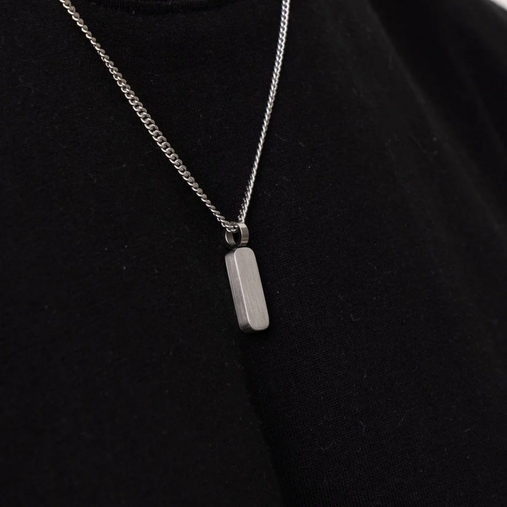 Einfache Halskette mit kleinem Anhänger aus gebürstetem Edelstahl, Retro-Herrenanhänger, modischer Schmuck aus Titanstahl. – Detail 5