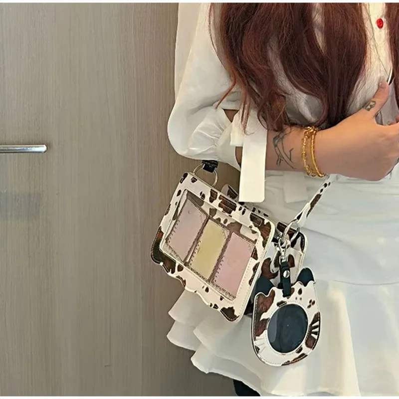 Ita-Tasche mit Kuhmuster und transparentem Sichtfenster, Damen-Umhängetasche, quadratische Handtasche mit gewelltem Rand und Anime-Knotenriemen – Detail 7