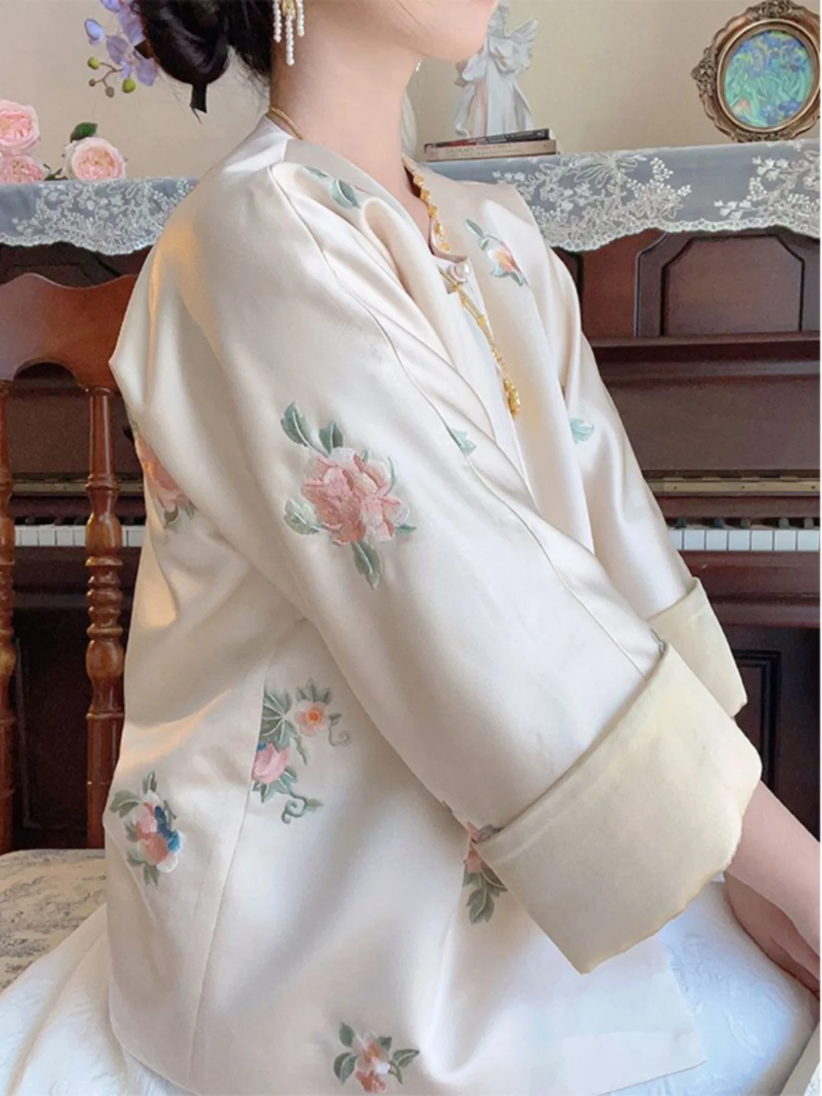 زي Jaet المطرز للنساء لربيع الخريف وخفيف الوزن وفاخر شخصي مُعاد تركيبه بأزرار لأعلى