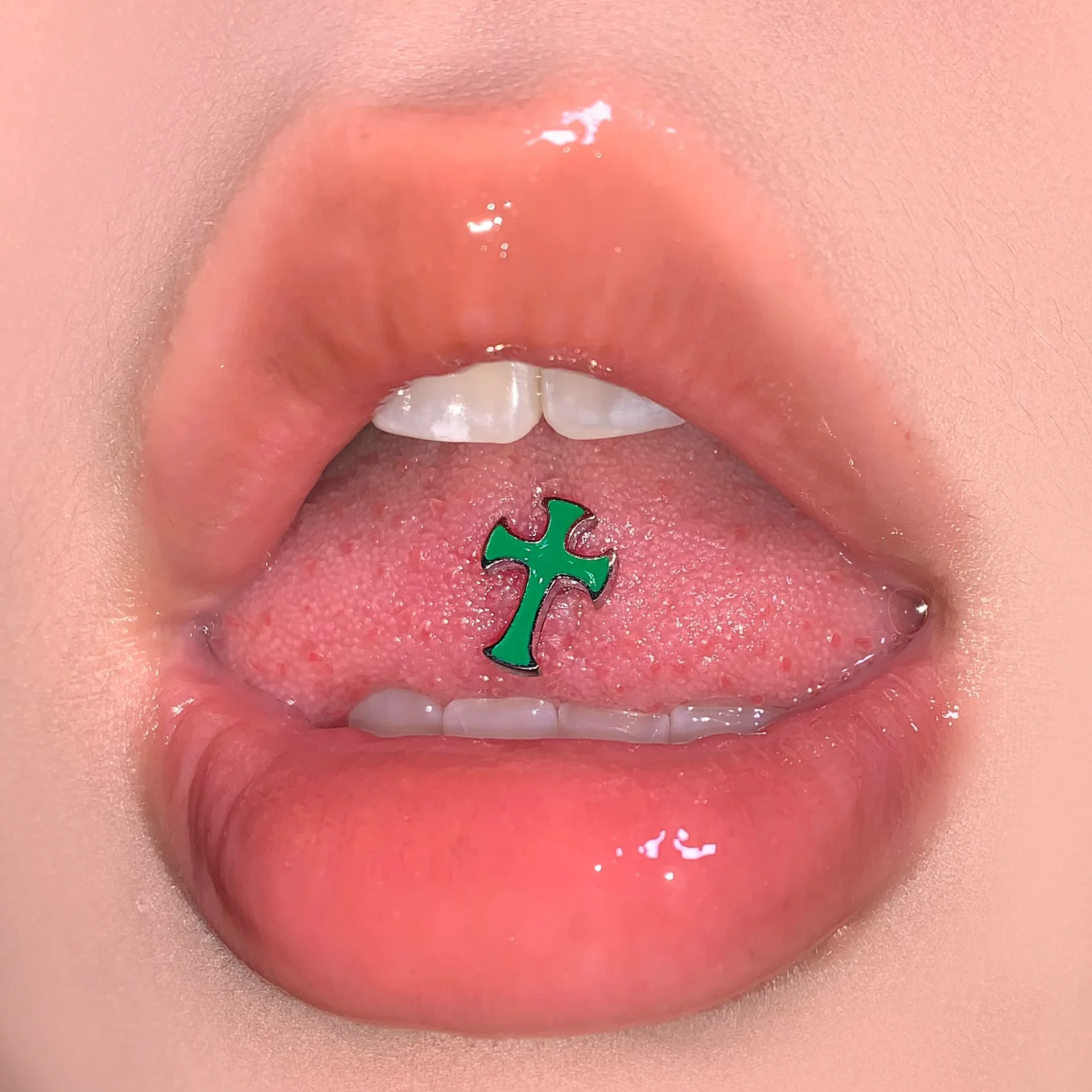 Hilo externo de titanio y acero a la moda, subcultura cruzada verde dulce, joyería picante para punción de lengua de chica, puede beber Alcohol