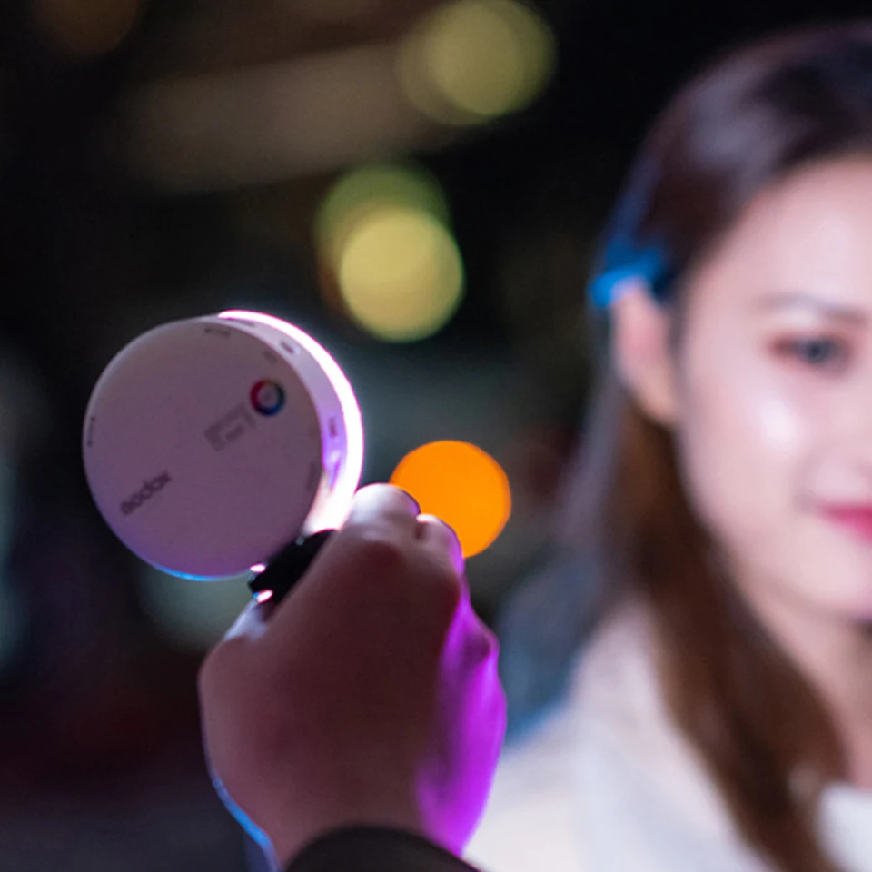 Godox R1 Okrągłe Mini Światło RGB z Kreatywnymi Efektami, Wbudowane 14 Efektów Specjalnych, 2500-8500K, Kieszonkowe Światło do Vlogów