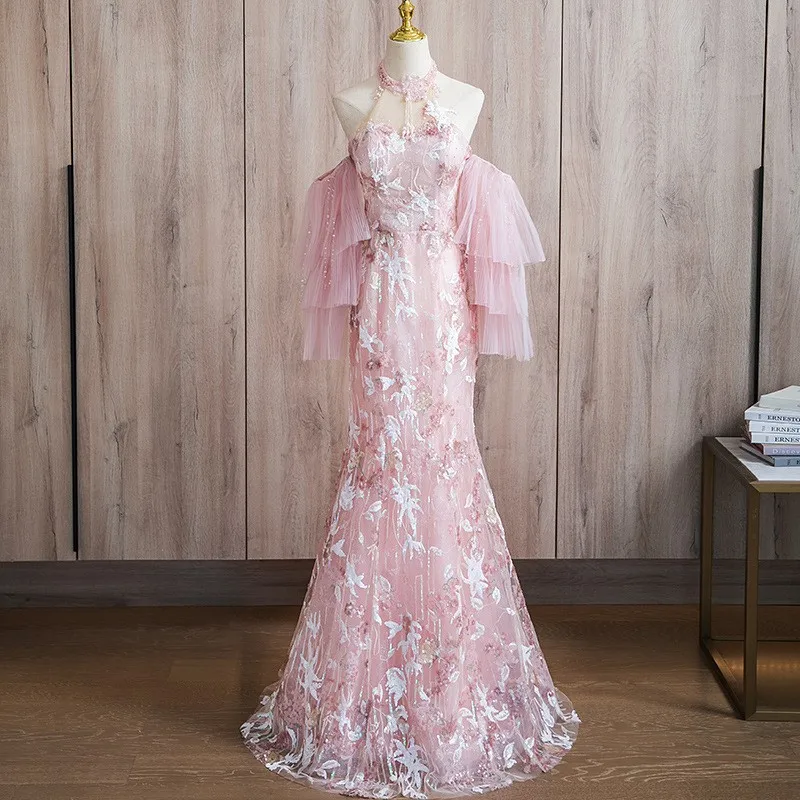

A new Chinese-style halter light luxury and niche pink fishtail lace dress for stylish host