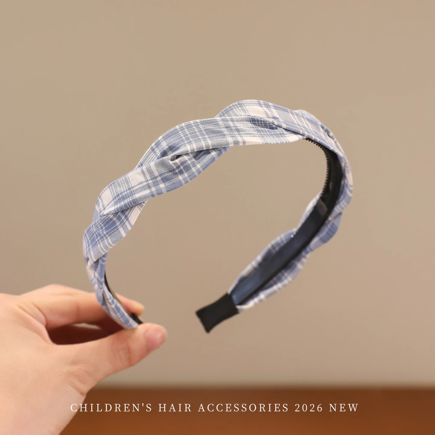 2026 Neues Preppy-Style Gingham Geflochtenes Stirnband für Mädchen Blaues Kariertes Weiches Rutschfestes Haaraccessoire für Kleinkinder Modisches Geschenk – Detail 9