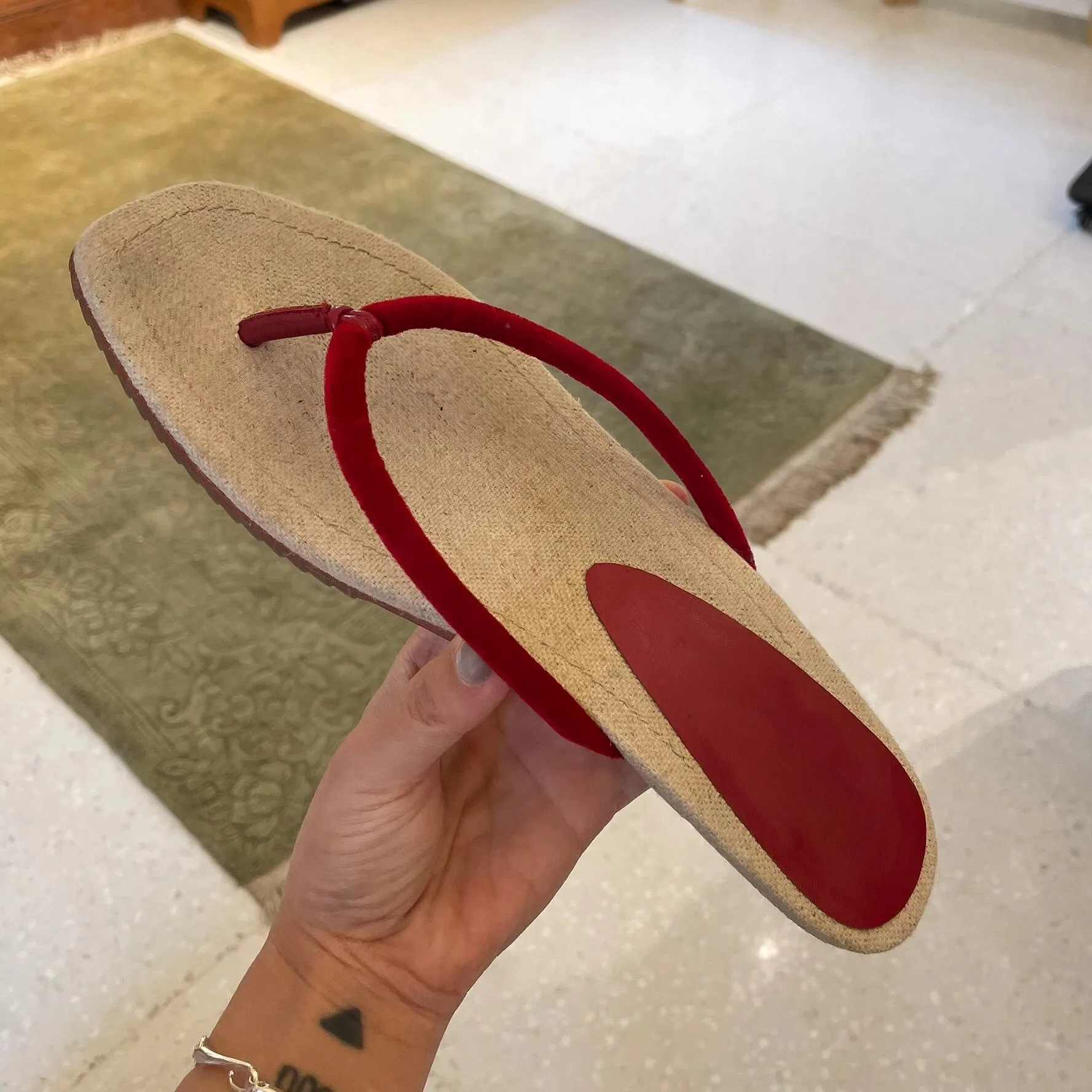 

2025 Summer New Women's Outdoor Flip-flops Round Toe Low Heel Retro Leisure Vacation Ladies Design Shoes