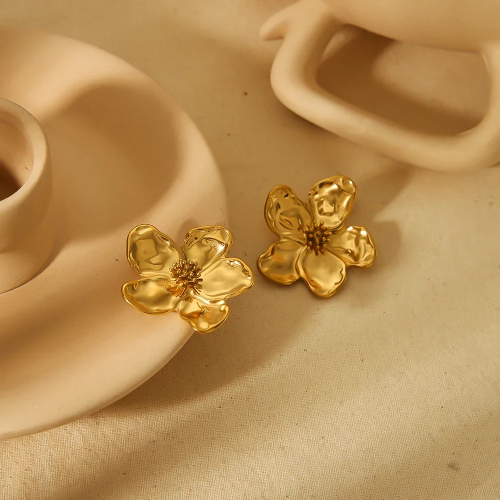 Fashion Elegant Statement 18k Gold Plated Hammered Earrings Non Tarnish Stainless Steel Pearl Flowers Stud Earrings