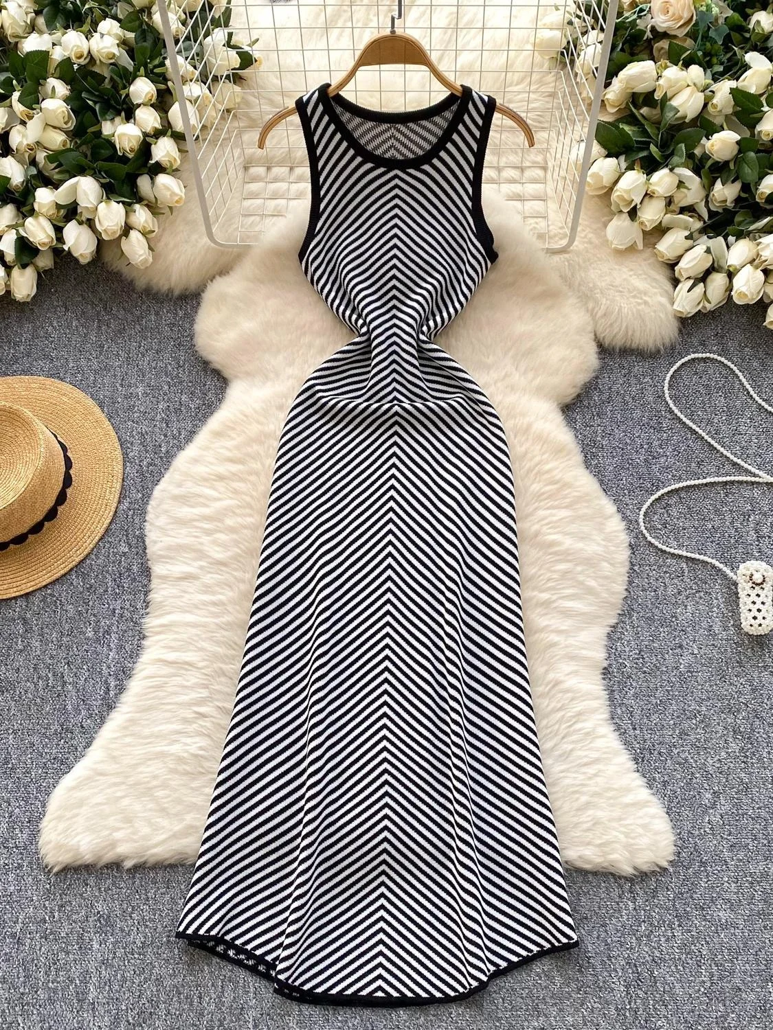 فستان نسائي محبوك ضيق مناسب لربيع 2025 بدون أكمام برقبة دائرية صدرية مخططة بخصر مرتفع تنورة ميدي على شكل حرف A على الطراز الكوري