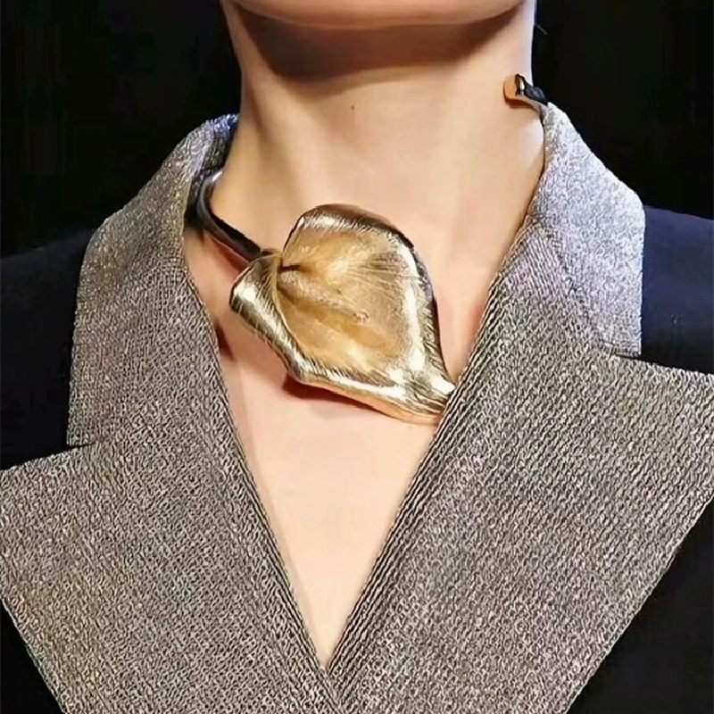 HUANZHI Gargantilla Abierta Retro Exagerada con Lirio de Cala Único, Accesorios de Moda de Alta Gama con Flor 3D para Banquetes y Fiestas, Novedad