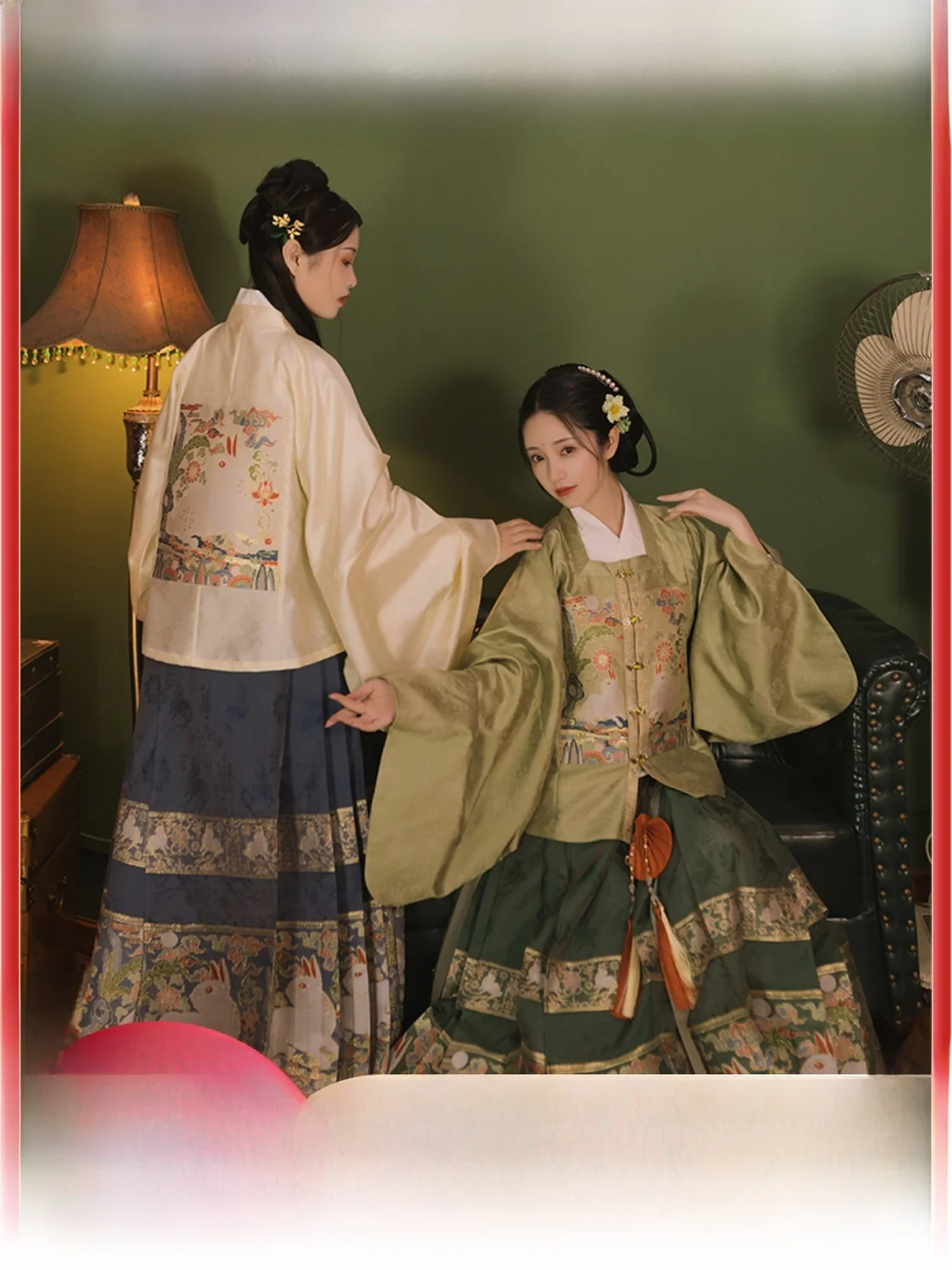 

Original YuTu WangYue Ming Dynas Sle Women's Hanfu Top with Gold Weaving And Square Collar Matching Face Skirt