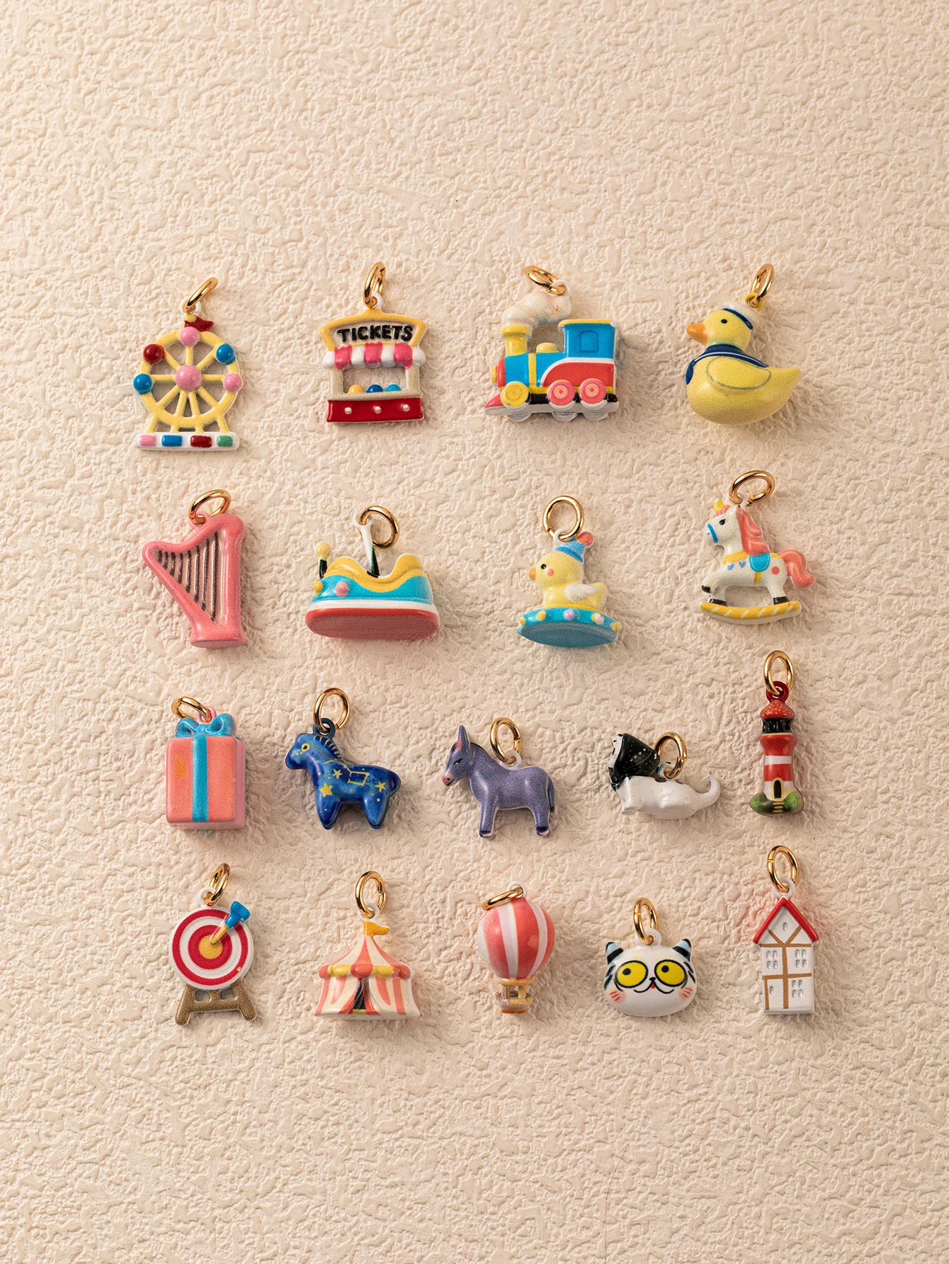 Modische und beliebte niedliche Cartoon-Katzen-, Drehenten- und Einhorn-DIY-Anhänger für Schmuck. – Detail 3