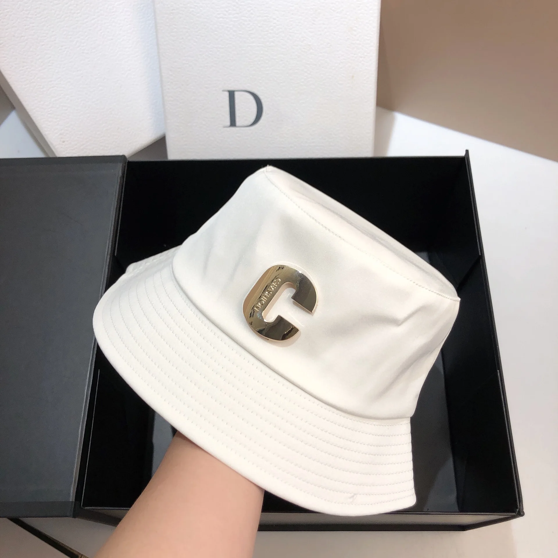 Luxury Metal Letter C Panama Fisherman Hat Silky Satin Bucket Hat Outdoor Anti-UV Sun Hats for Women Sunscreen Beach Basin Cap