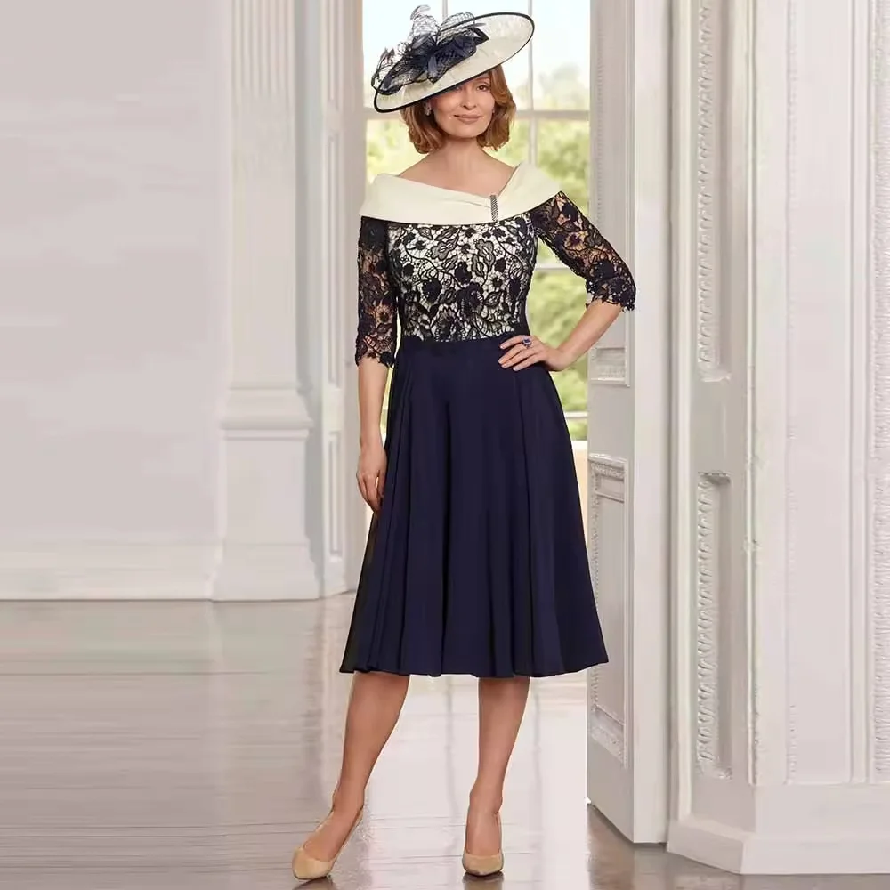 

Темно-синее свадебное платье для мамы невесты из креповой ткани, фасон А-силуэт, с V-образным вырезом, кружевом, контрастными цветами и драпировкой