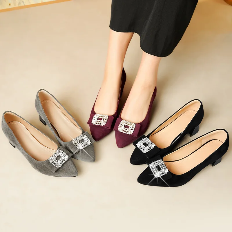 Eleganckie skórzane czółenka na niskim obcasie z ostrym noskiem, zdobione cyrkoniami, idealne dla panny młodej, na bankiet weselny lub dla mamy panny młodej.