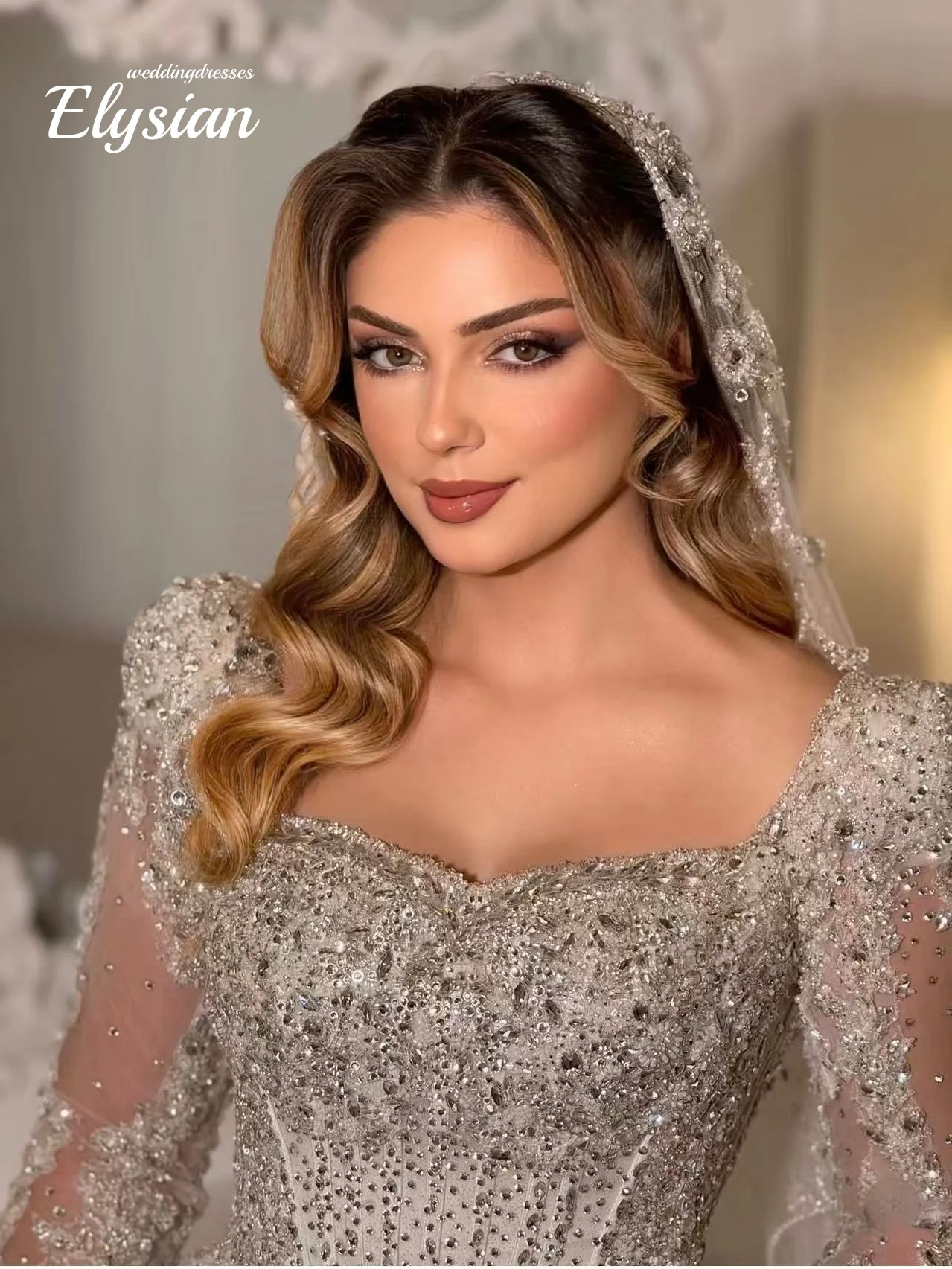 Maßgeschneiderte Luxus-Ballkleid-Hochzeitskleider, quadratischer Ausschnitt, lange Ärmel, Kristallperlen, Applikationen, Spitze, Brautkleider, Sweep-Zug, Vesti