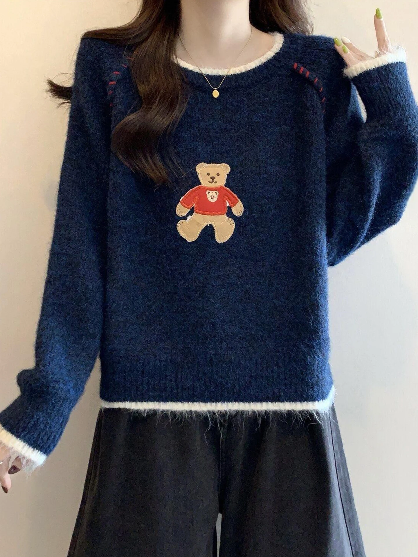 

Женский вязаный свитер свободного кроя с вставкой на плече и мультяшным медведем, осенне-зимний, модный, мягкий, с круглым вырезом, теплый топ