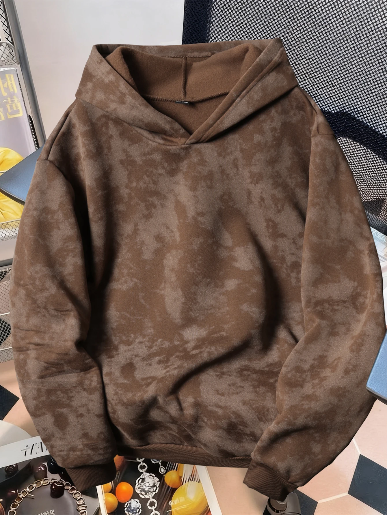 Unisex Vintage-Style Distressed Hoodie, in mehreren Farben erhältlich. – Detail 8