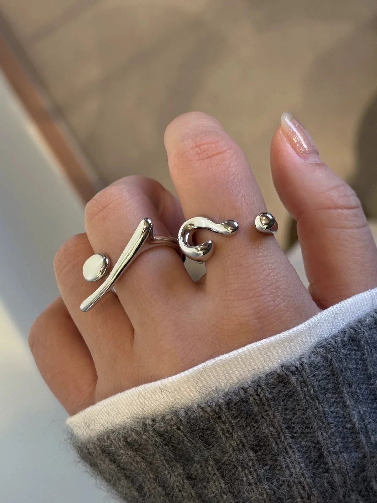 

Кольцо в необычном дизайне, открытое, женское, в виде знака вопроса, повседневное, из сплава, нерегулируемое