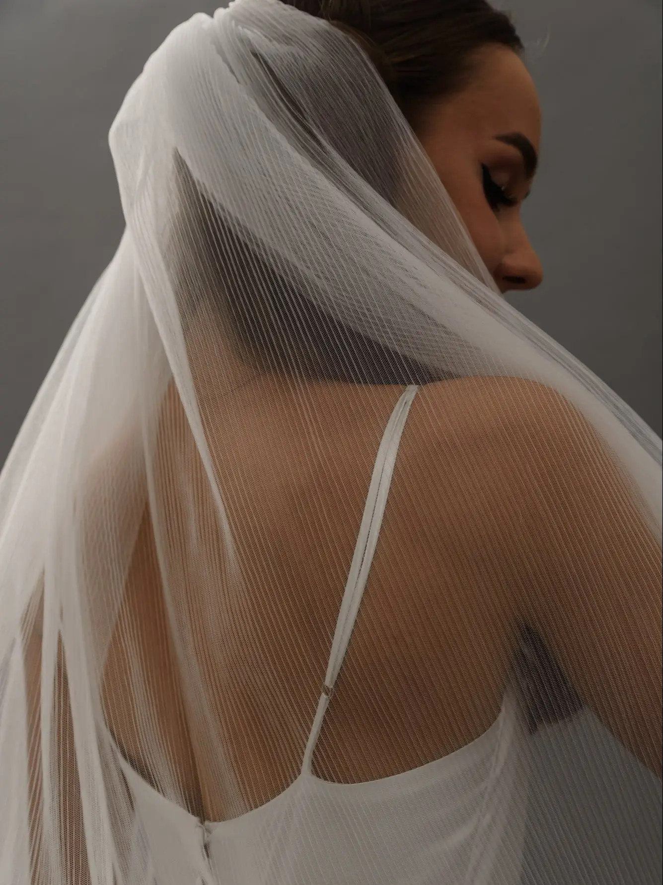 YouLaPan Pleated Veil 1 Tier Cut Edge Wedding Veil Elegant Fingertip Veil Bridal Veil Minimalist Wedding Accessories V192