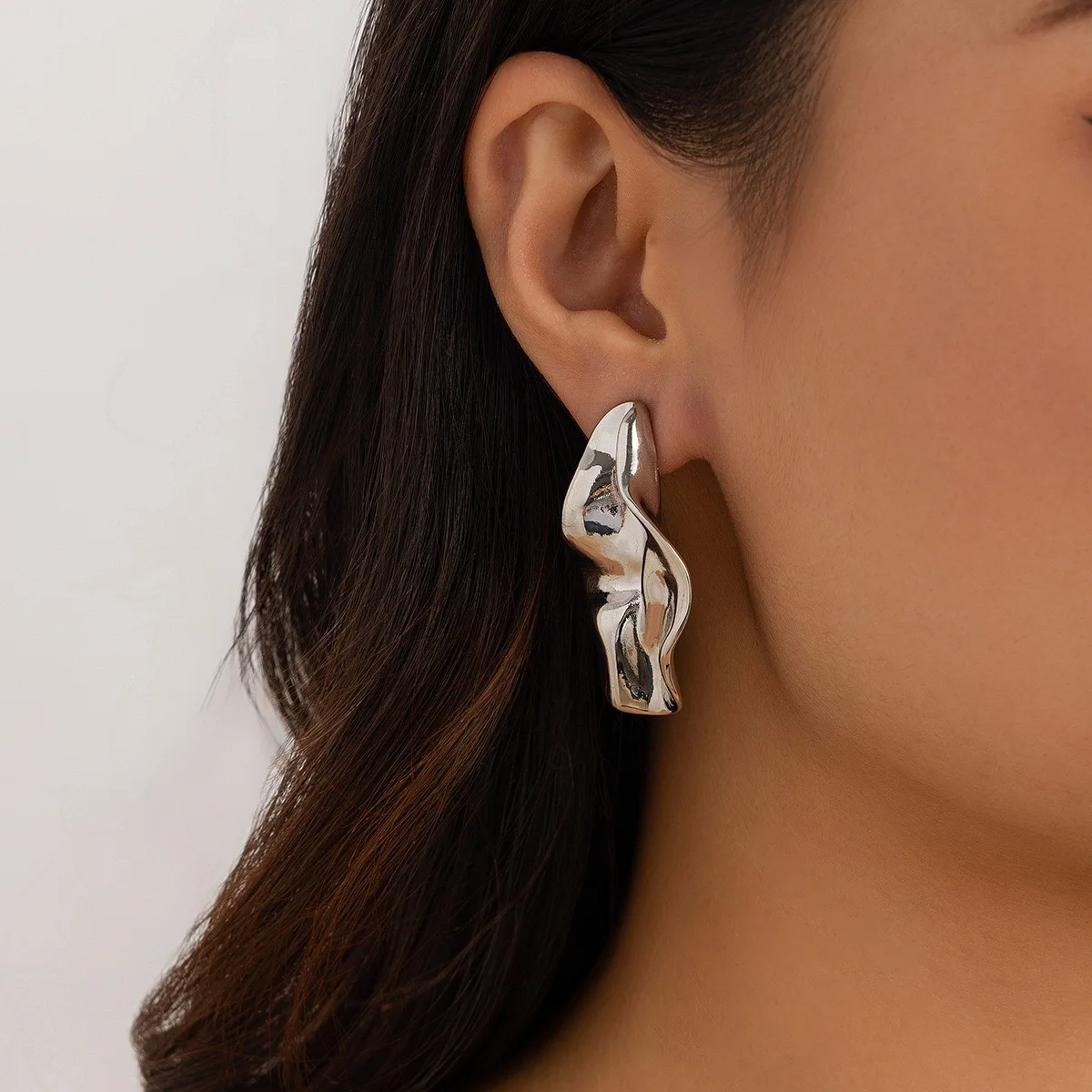 

2025 Summer New Metal Irregularly Rolled Edge Ruffled Earpiece Niche Design Sense Of Women Accessories Gift