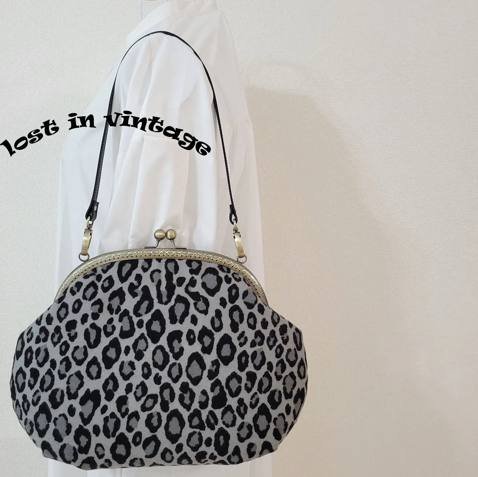 

LOST IN VINTAGE Leopard Print Circle Shaped Anqique Kisslock Large Shoulder Bag Purse Metal Frame Evening Clutch 35x25cm
