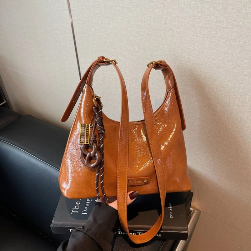 

Classic Parisian Style Leather Shoulder Bag For Women With Timeless Silhouette And Elegant Look