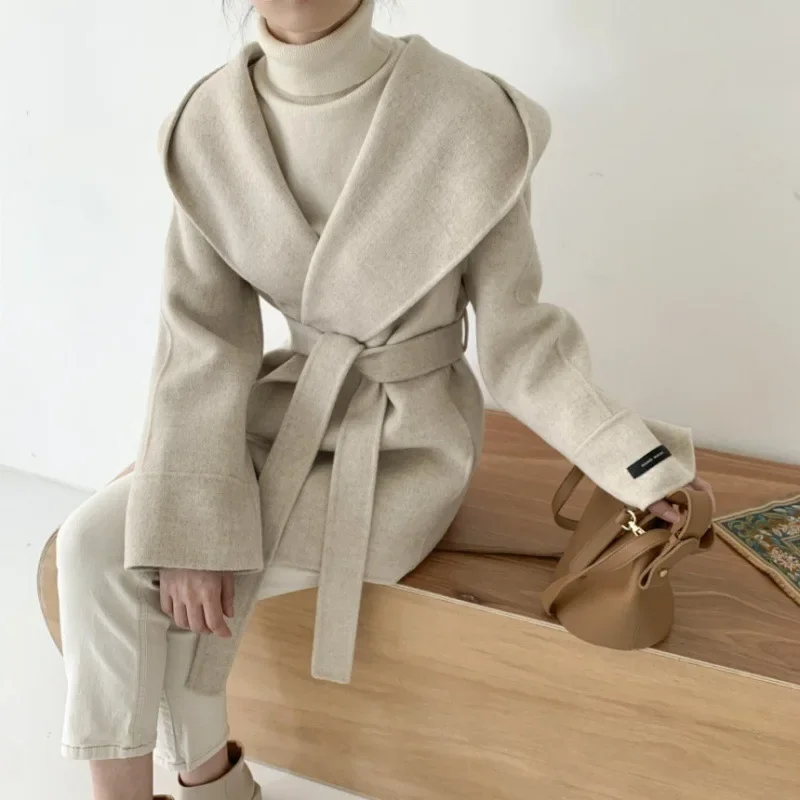 Abrigo corto de lana con capucha para mujer, estilo coreano, otoño e invierno, nueva capa con cinturón, chaqueta de Tweed de tamaño pequeño, cinturón adelgazante