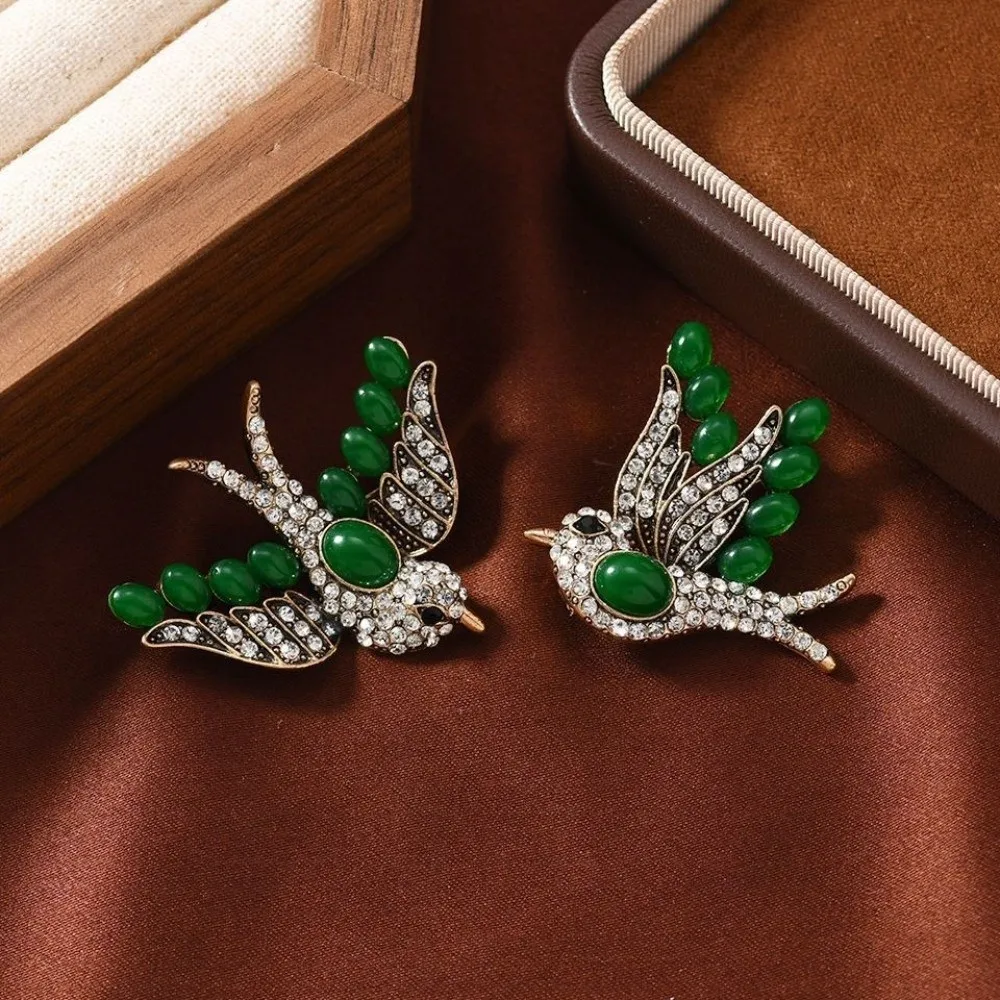 

2 PCS Exquisite Rhinestone Swallow Brooch Green Metal Cartoon Sweater Pin Flying Bird Pin Accessories Lapel Badge Party