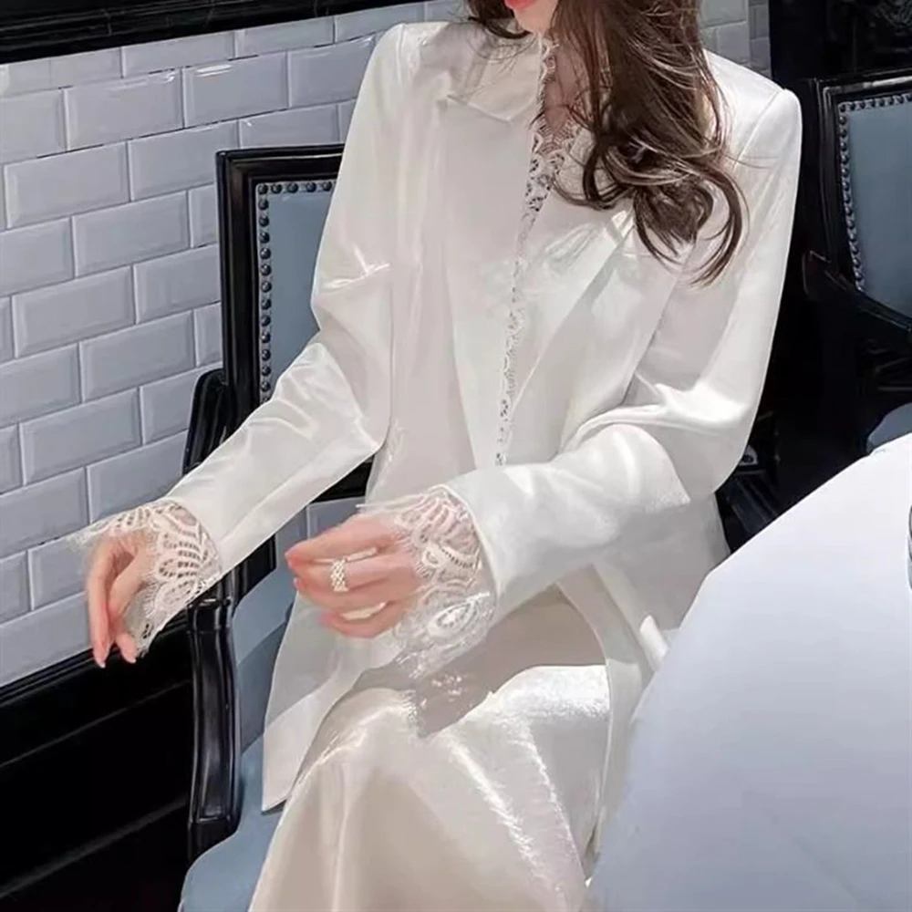 

Осень 2026: Элегантный костюм с кружевными вставками из белого атласа, юбочный костюм, женский блейзер в стиле знаменитостей