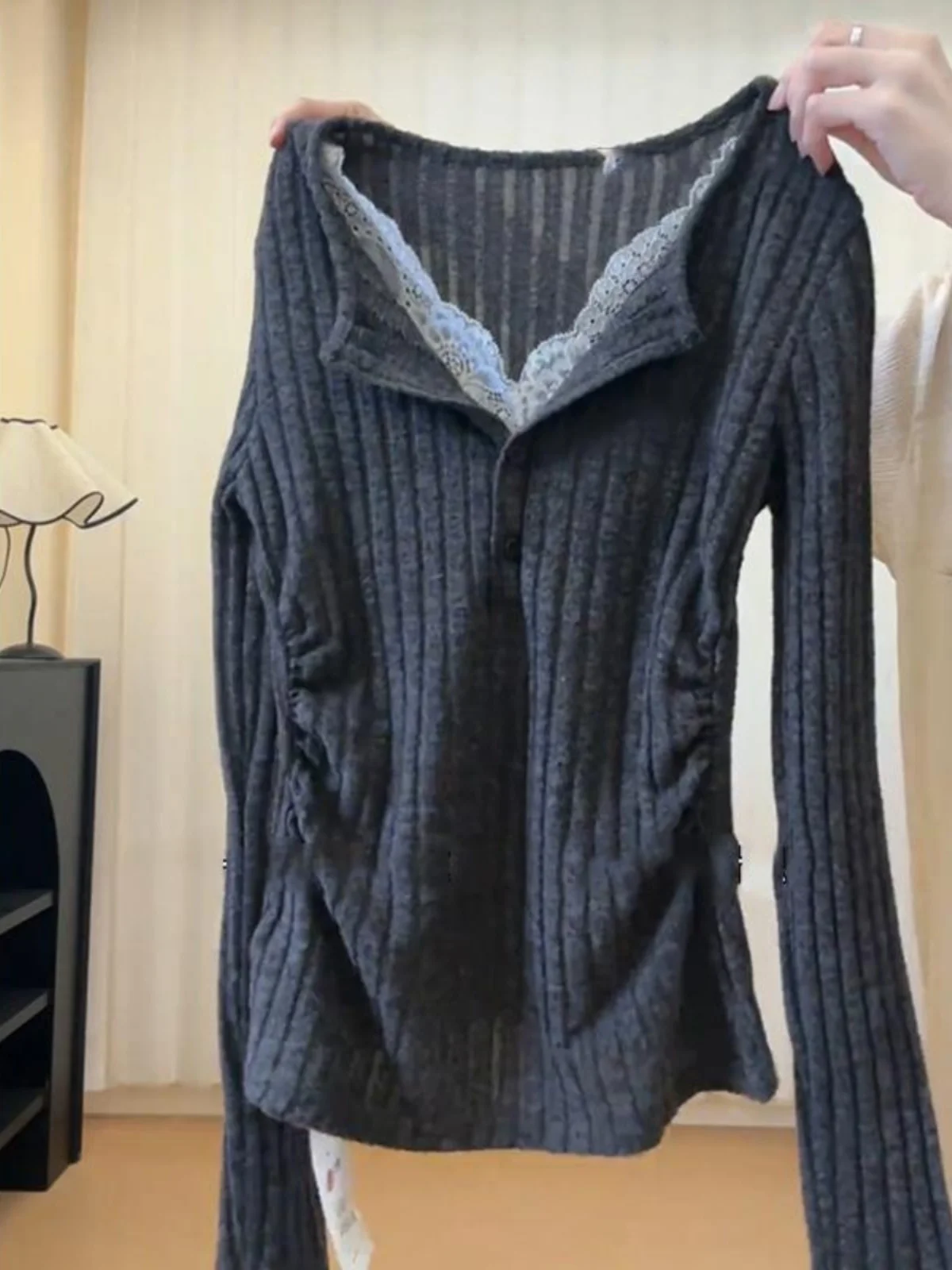 Damska długa bluzka z dekoltem w serek, koronkowa, dzianinowa, dopasowana, słodka i seksowna, zimowa, w stylu koreańskim, idealna do pracy.