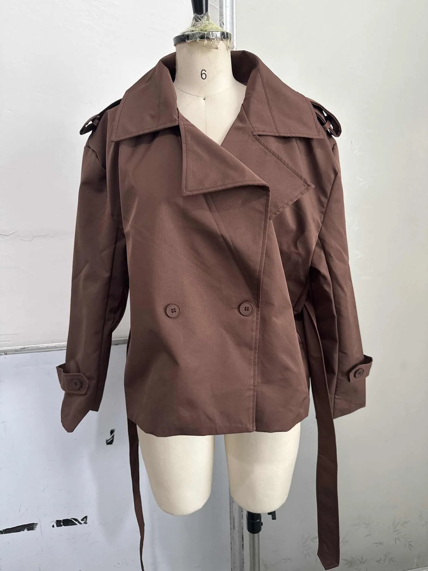 Damen-Windbreaker mit Schnürung, schickes Reverskragen, lange Ärmel, breite Schulter, kurze Mäntel, 2025, Herbst, elegante Pendel- und Alltagsjacke – Detail 7