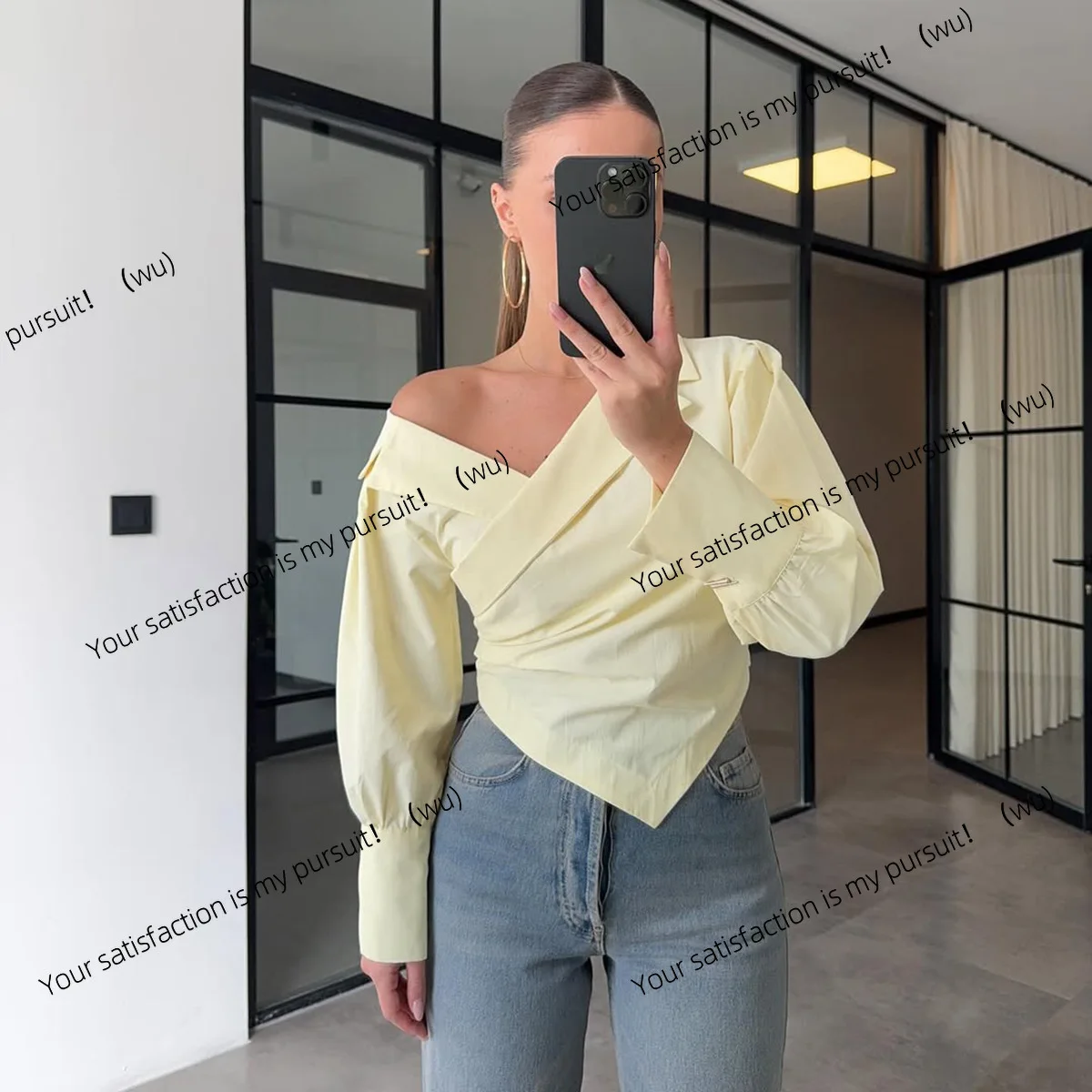 Atasan mewah berlengan panjang dengan desain leher V tanpa bahu, bergaya romantis Prancis untuk awal musim gugur.