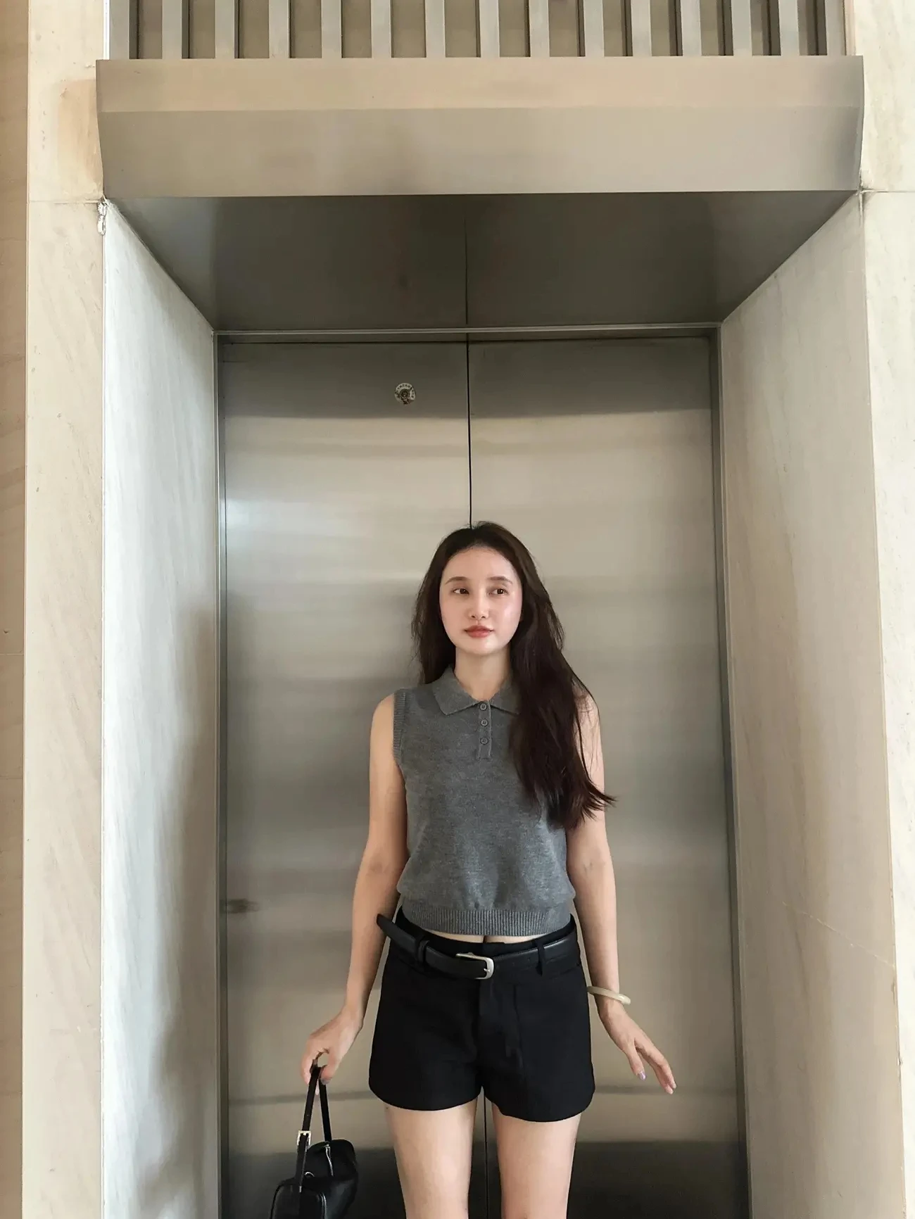 

2025 Fashion Simple Gray T-shirt Lapel Casual Vest Knitted Vest Women's Sleeveless Loose Vest